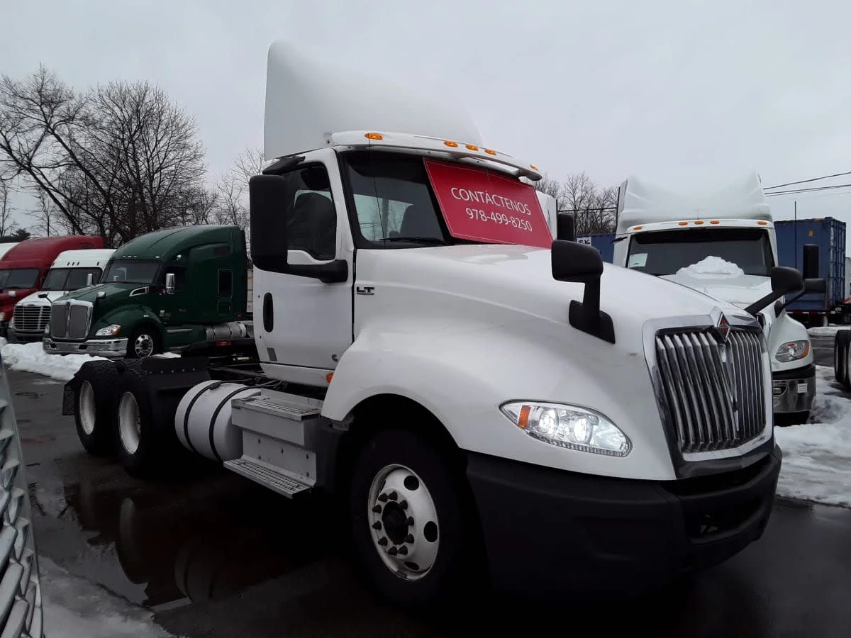 2019 International LT - image 3