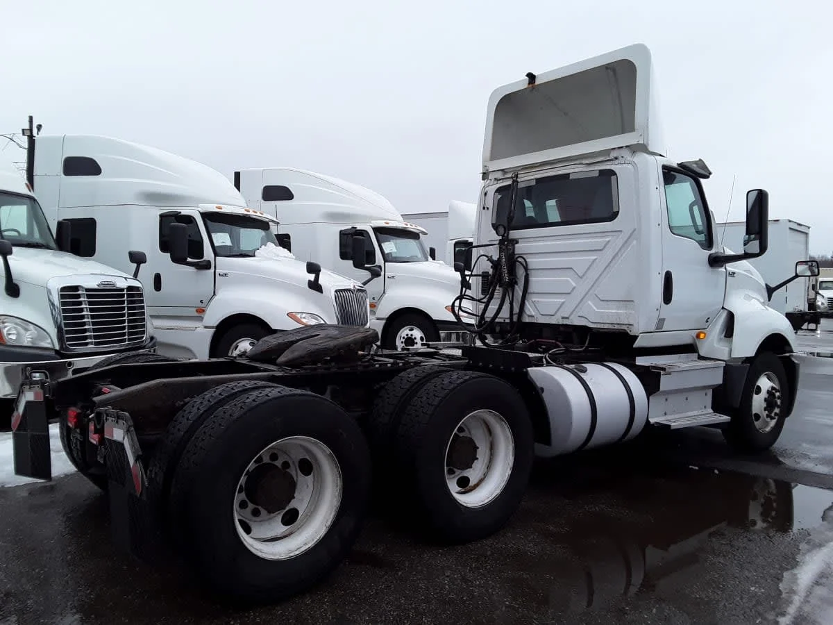 2019 International LT - image 4