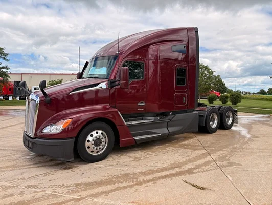 2023 Kenworth T680 in Cedar Rapids, IA — photo 2
