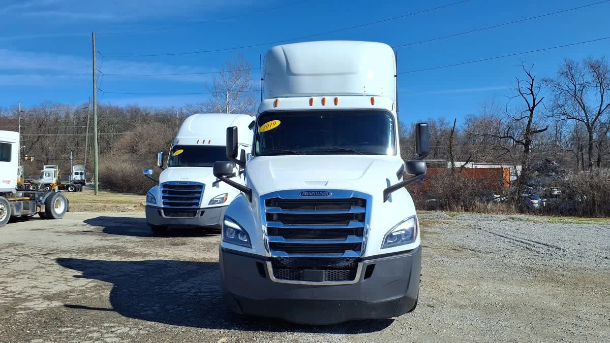 2019 Freightliner Cascadia in West Chester, OH — photo 2