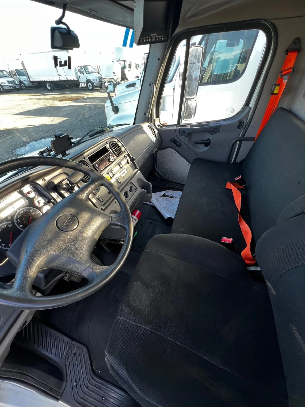 2018 Freightliner M2 106 - image 7