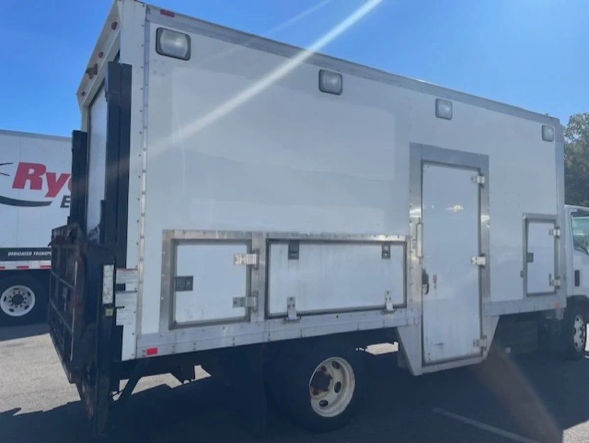 2015 Isuzu NQR - image 4