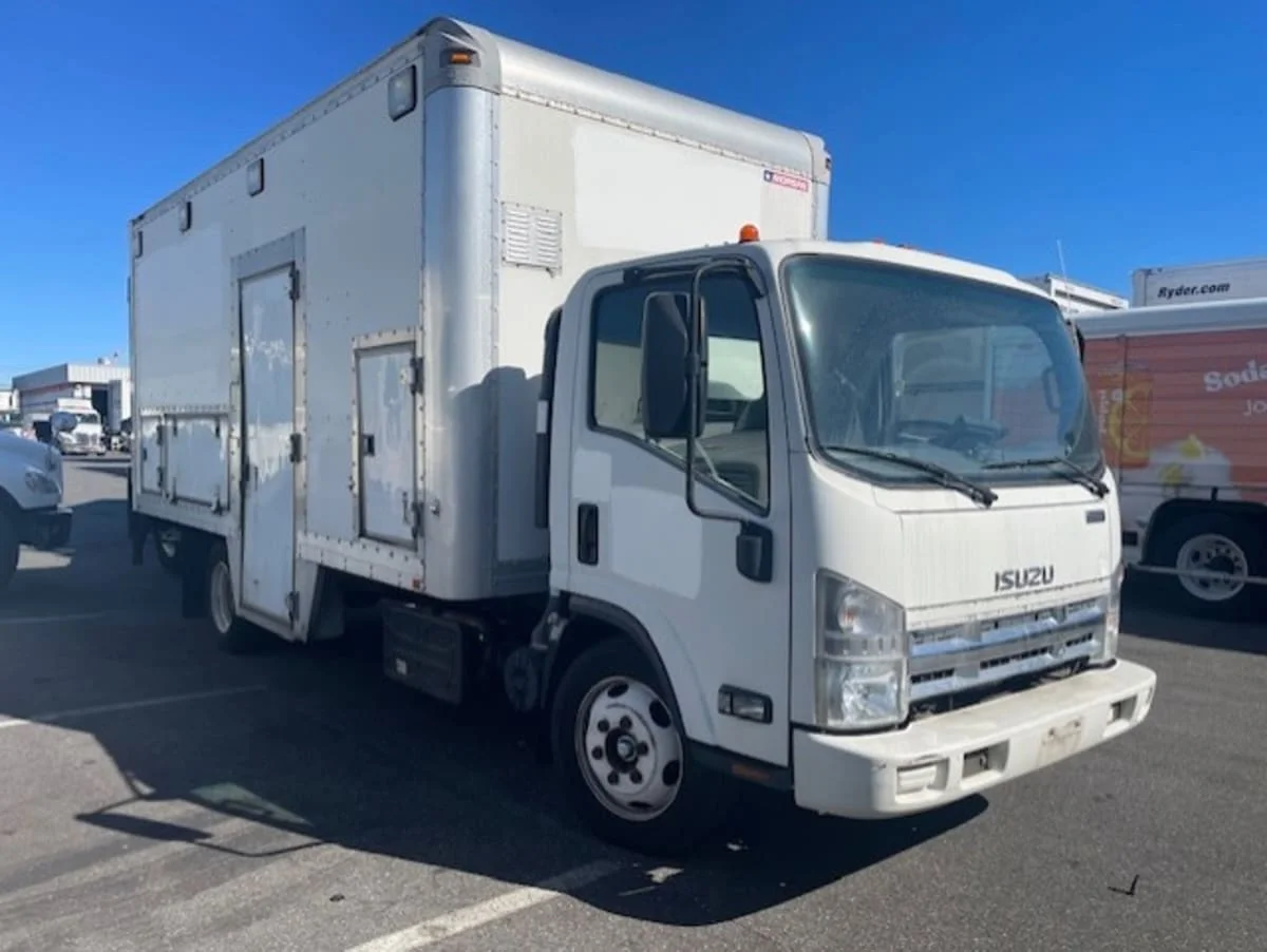 2015 Isuzu NQR - image 3