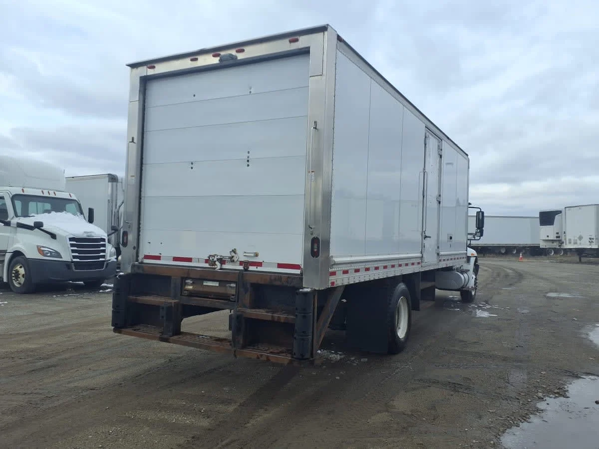 2017 International 4300 - image 4