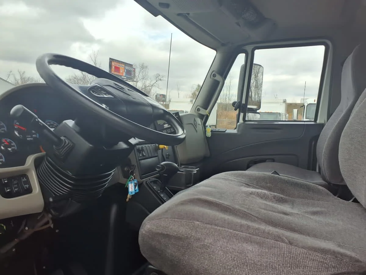 2017 International 4300 - image 8