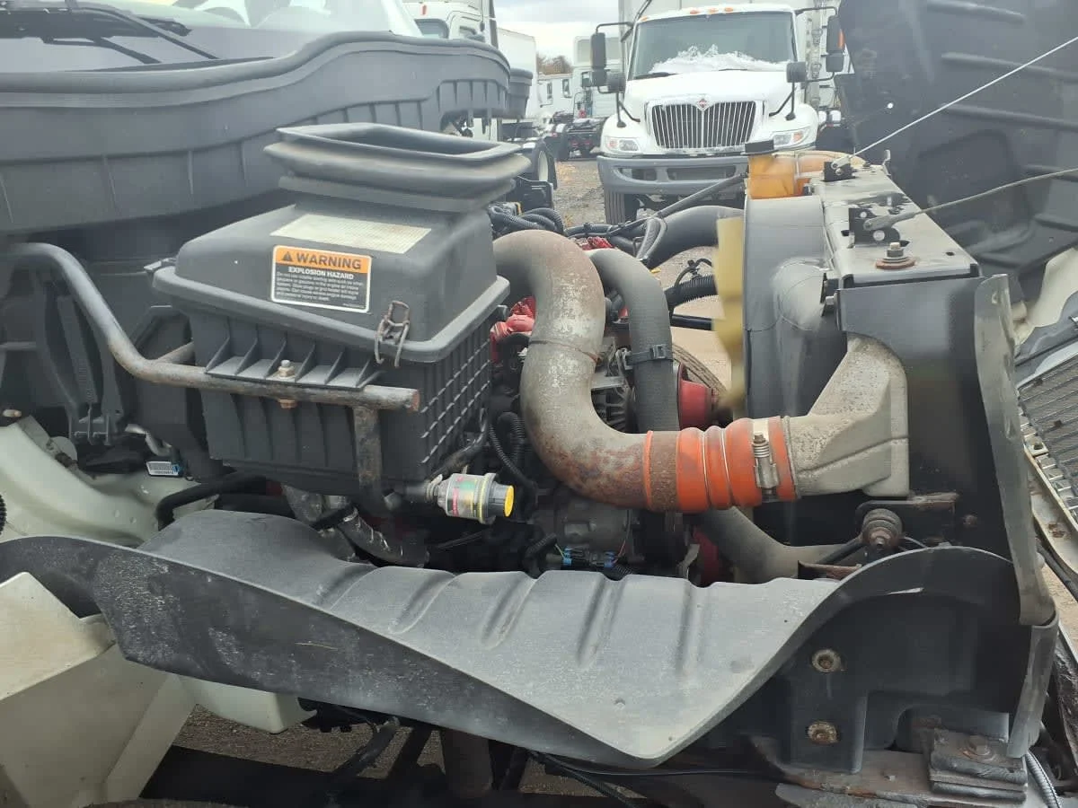 2017 International 4300 - image 15