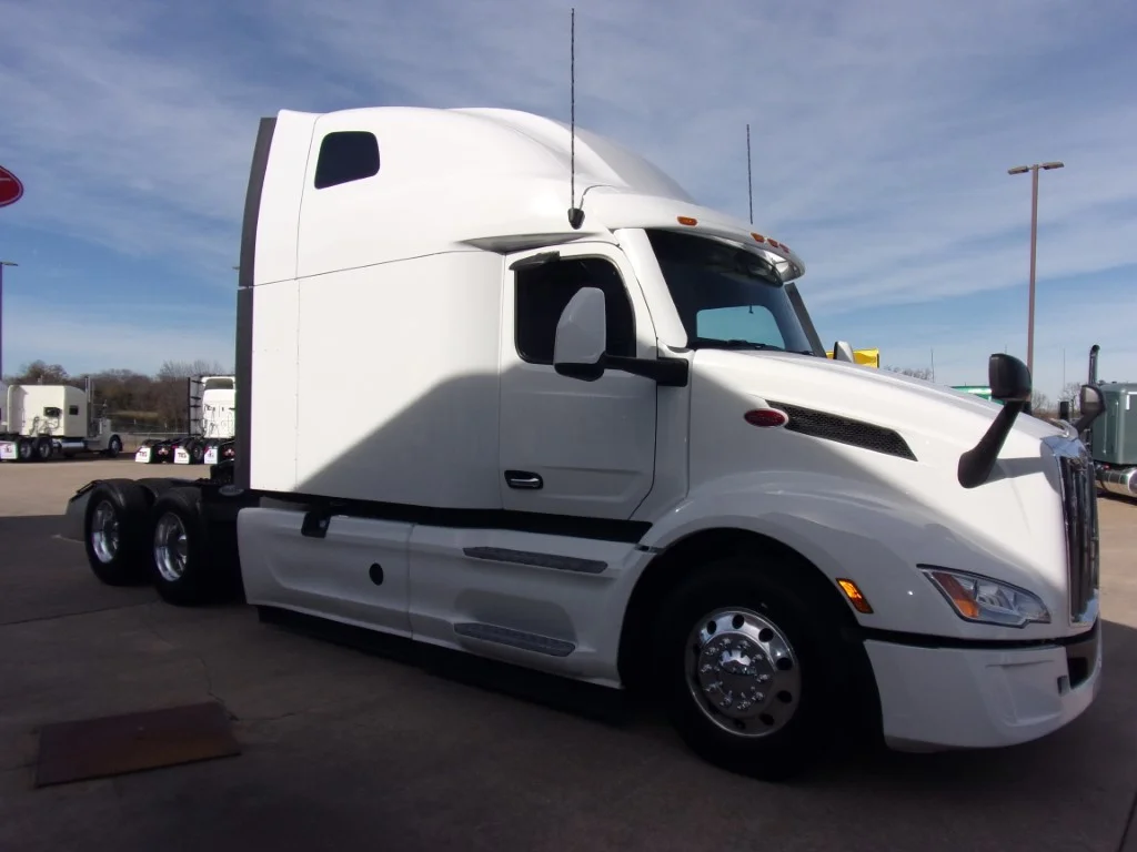 2023 Peterbilt 579 - image 3