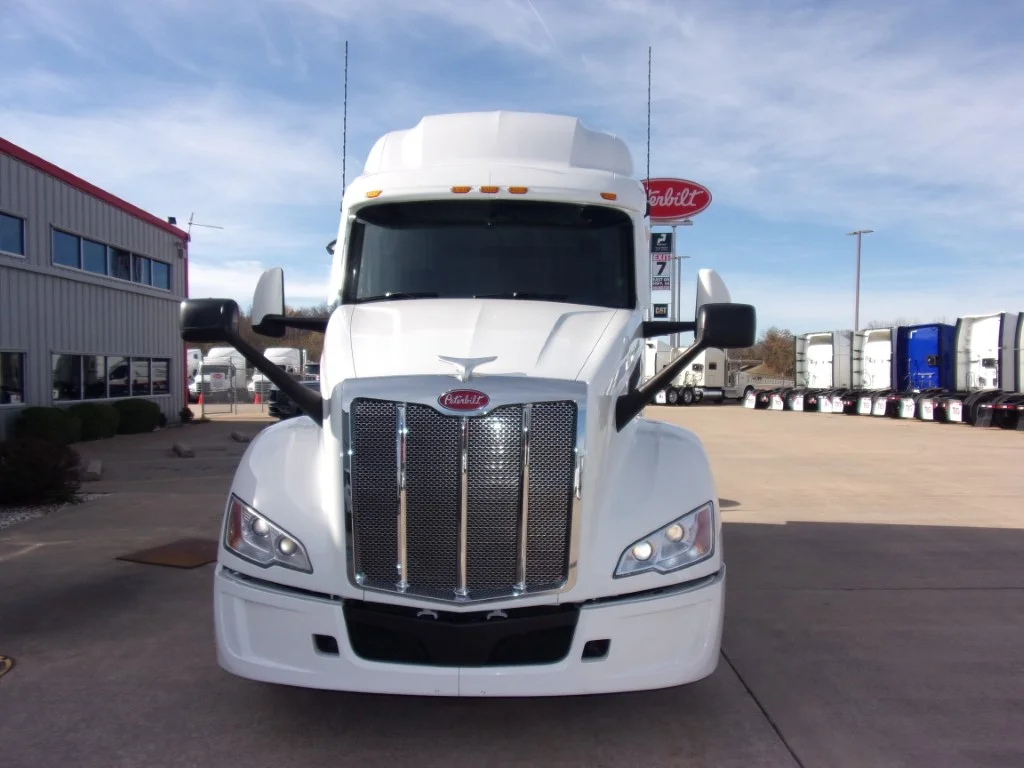 2023 Peterbilt 579 - image 2