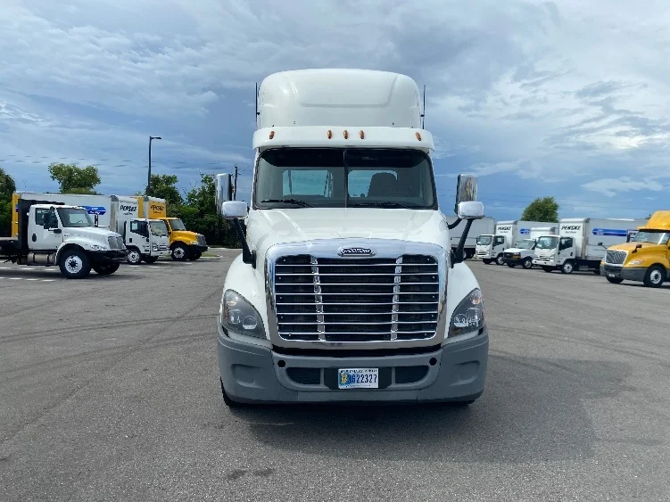 2018 Freightliner Cascadia - image 2