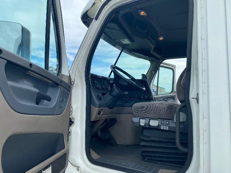 2018 Freightliner Cascadia - image 9