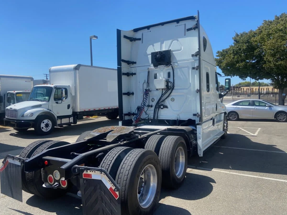 2018 Freightliner Cascadia in West Sacramento, CA — photo 4