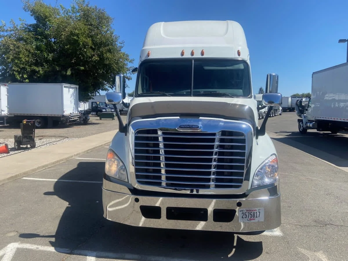 2018 Freightliner Cascadia in West Sacramento, CA — photo 2