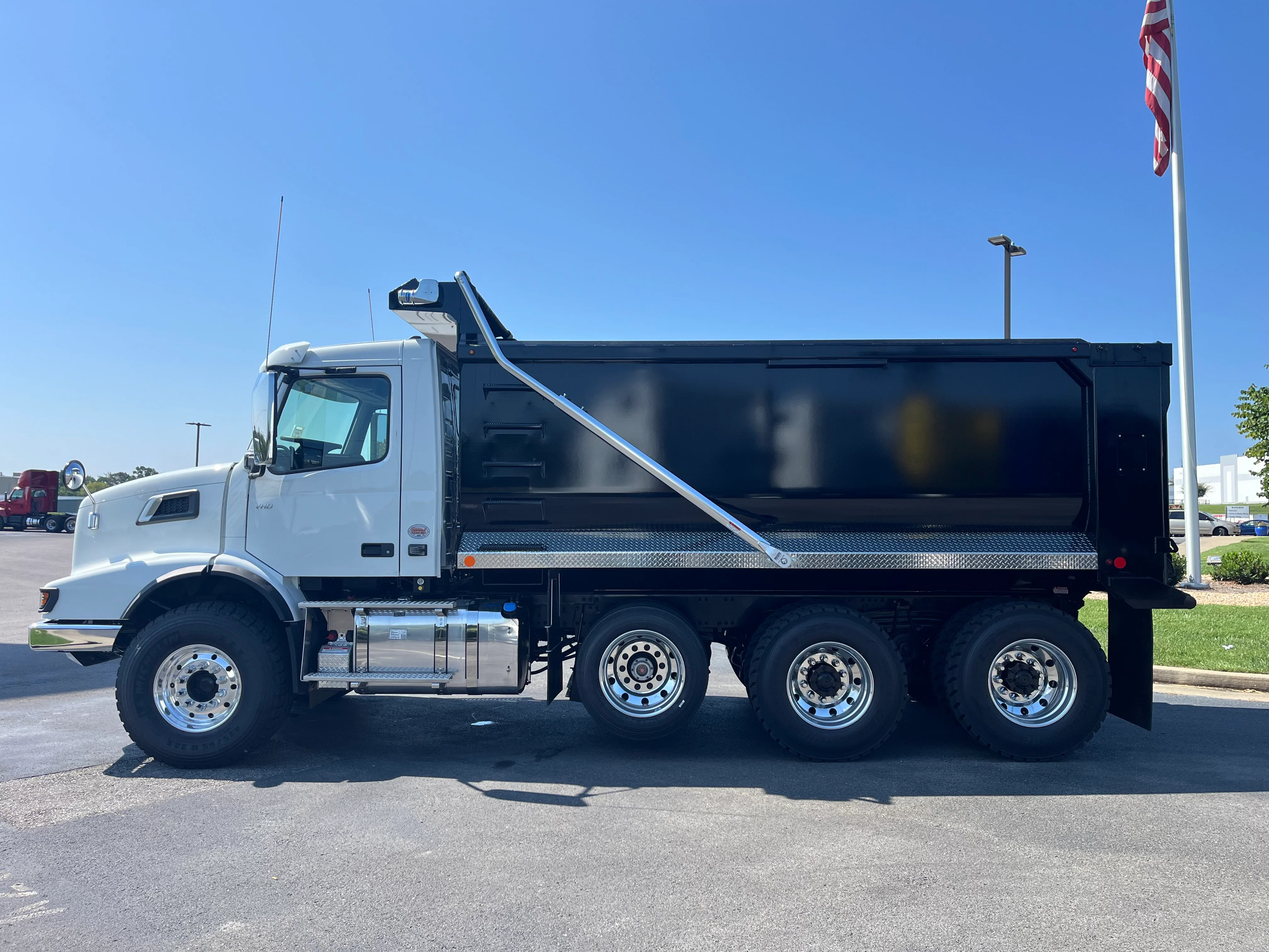 2026 Volvo VHD 300 in La Vergne, TN — photo 6