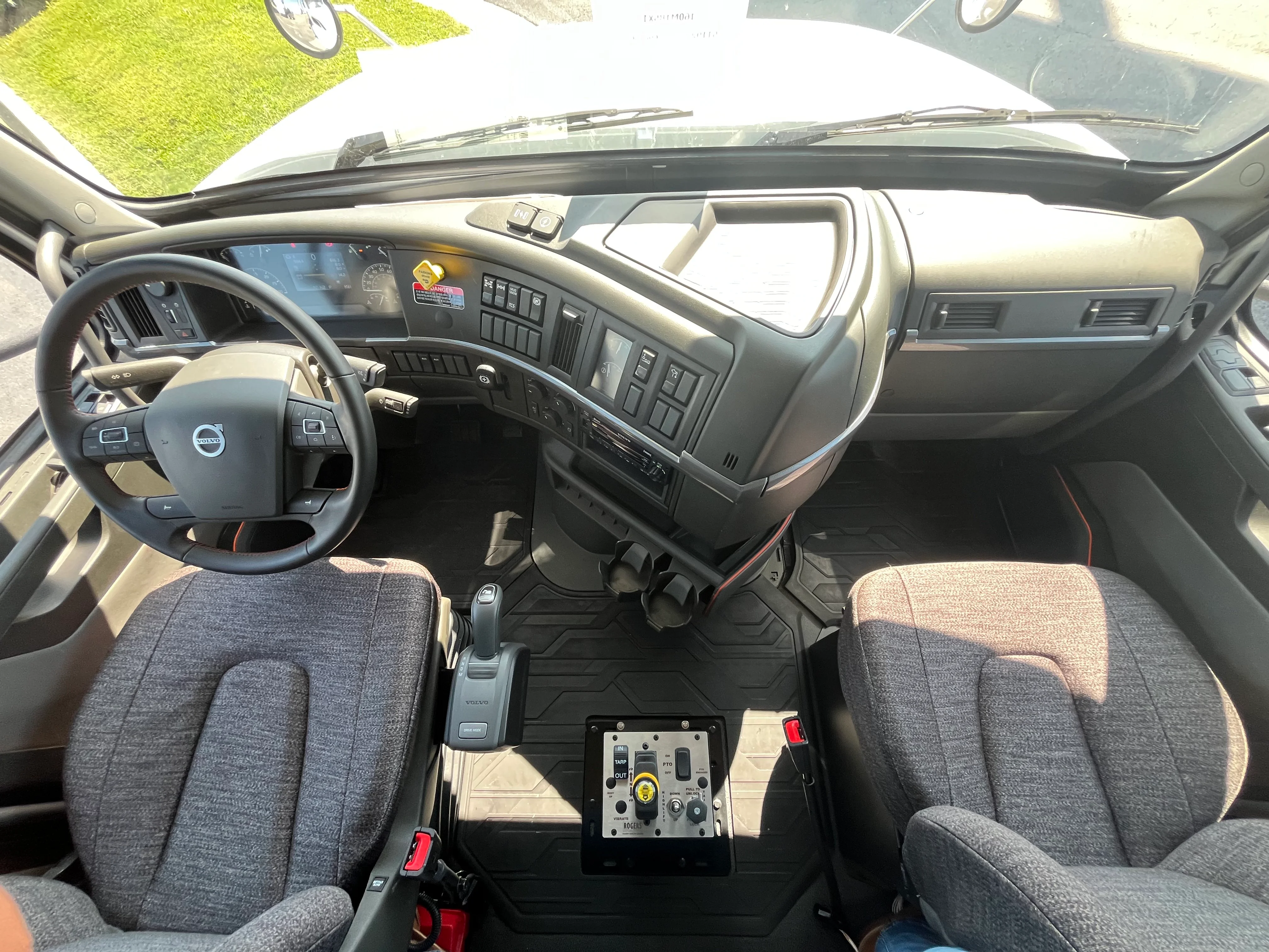 2026 Volvo VHD 300 in La Vergne, TN — photo 13