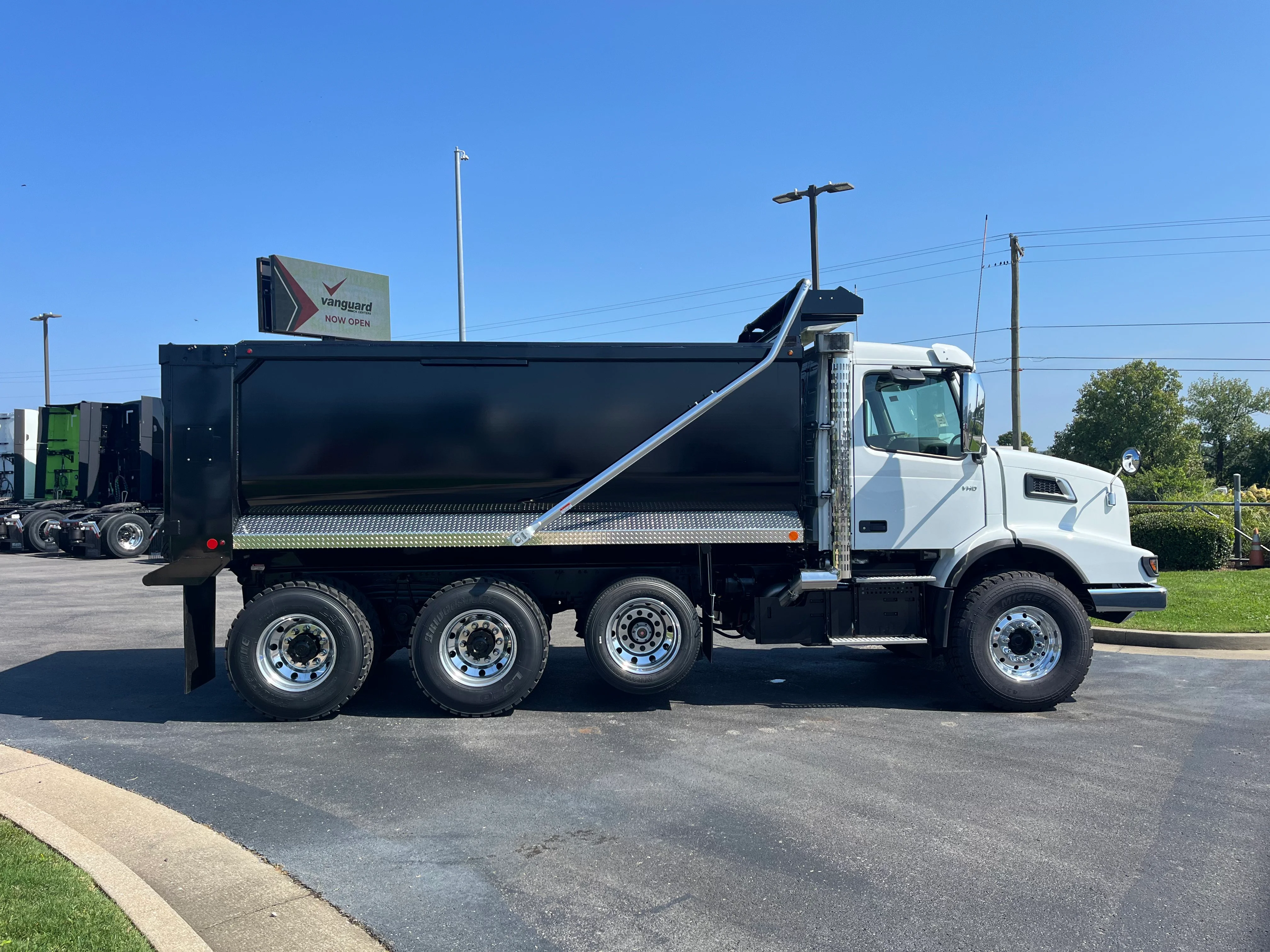 2026 Volvo VHD 300 in La Vergne, TN — photo 2