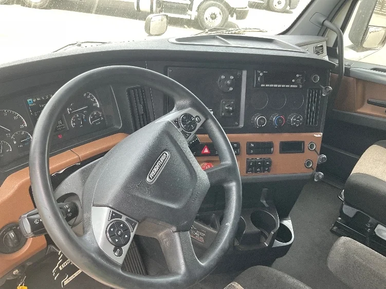 2022 Freightliner Cascadia in Phoenix, AZ — photo 10