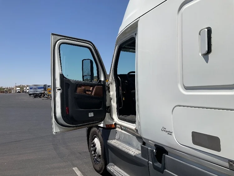 2022 Freightliner Cascadia in Phoenix, AZ — photo 9