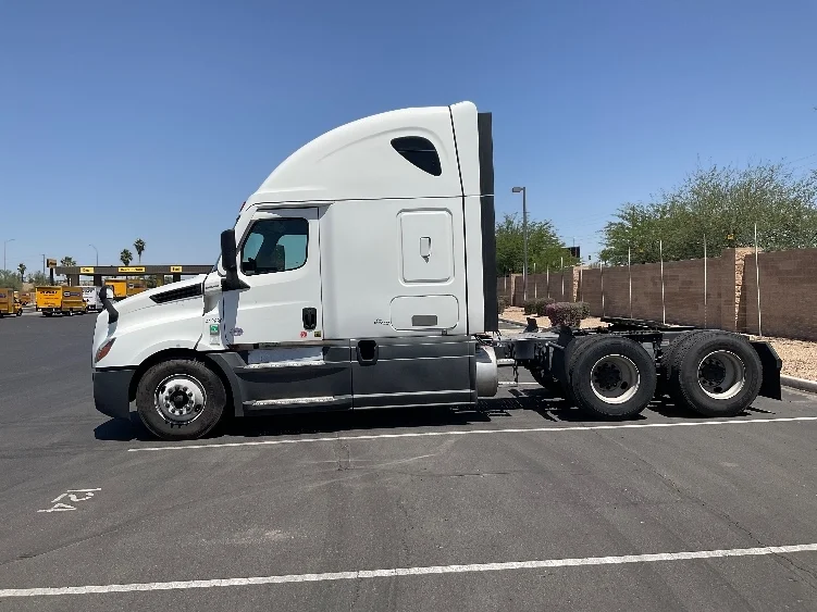 2022 Freightliner Cascadia in Phoenix, AZ — photo 4
