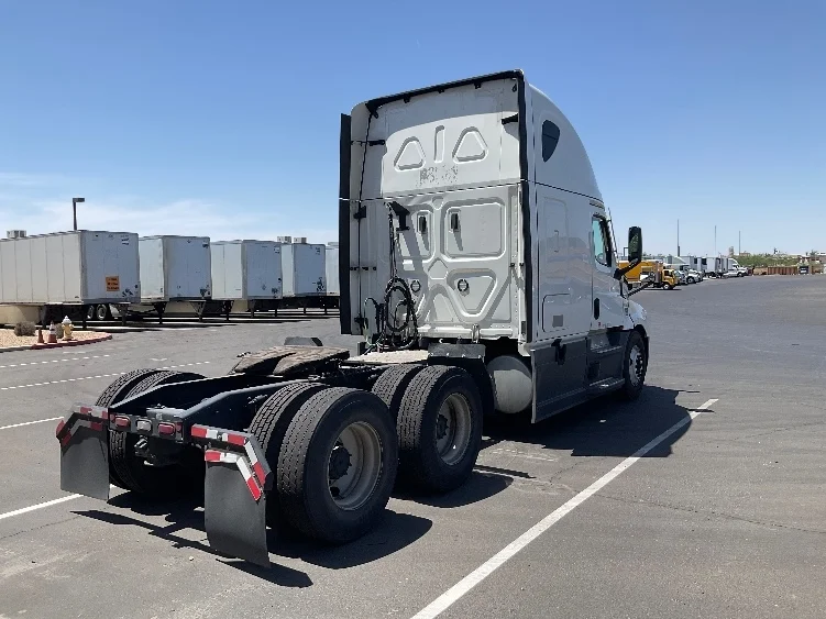 2022 Freightliner Cascadia in Phoenix, AZ — photo 7