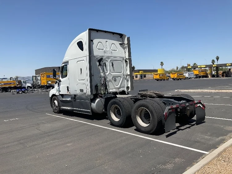 2022 Freightliner Cascadia in Phoenix, AZ — photo 5
