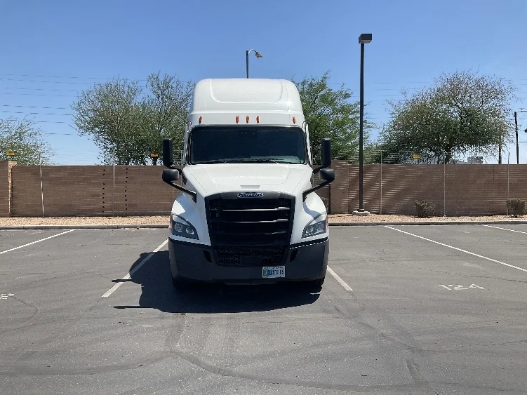 2022 Freightliner Cascadia in Phoenix, AZ — photo 2