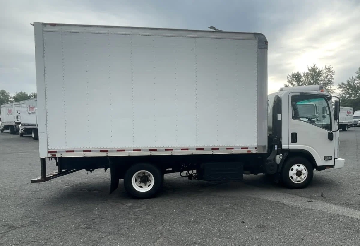 2018 Isuzu NPR - image 13