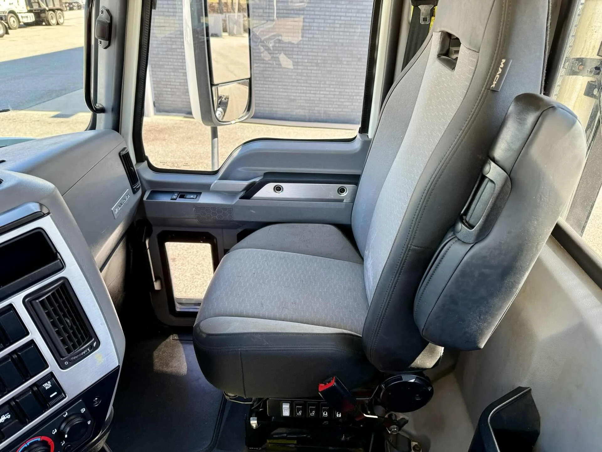 2021 Mack Anthem - image 14