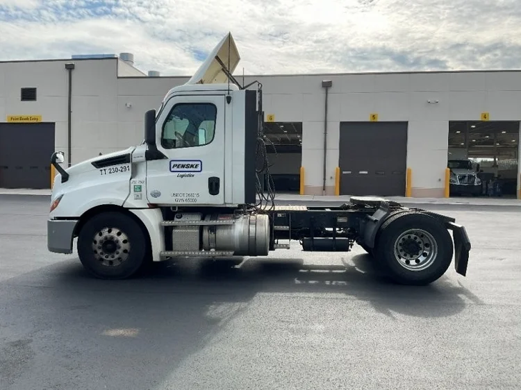 2019 Freightliner Cascadia in Springfield, MA — photo 4