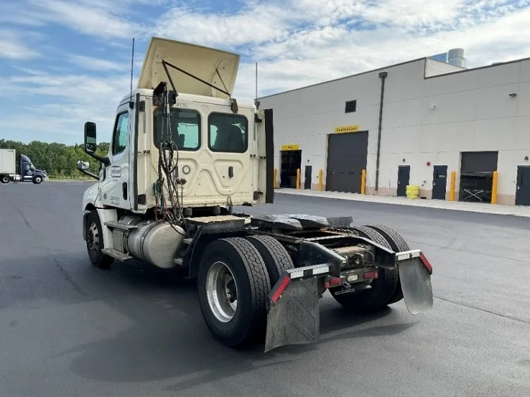 2019 Freightliner Cascadia in Springfield, MA — photo 5