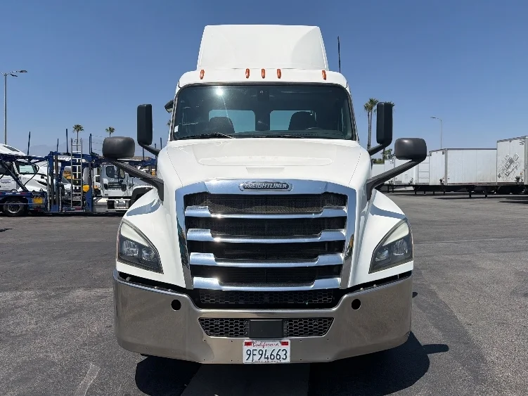 2019 Freightliner Cascadia in Fontana, CA — photo 2