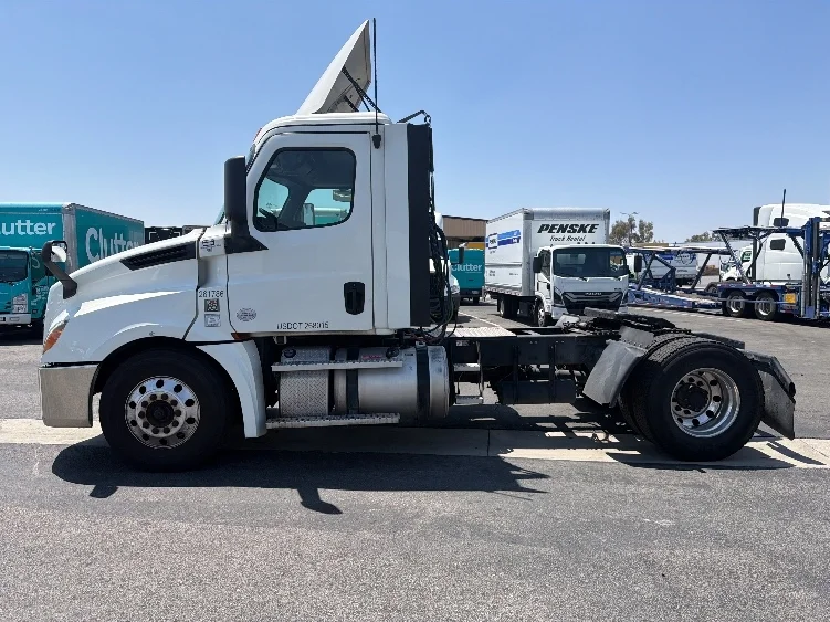 2019 Freightliner Cascadia in Fontana, CA — photo 4