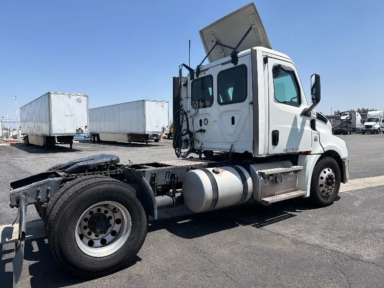2019 Freightliner Cascadia in Fontana, CA — photo 7