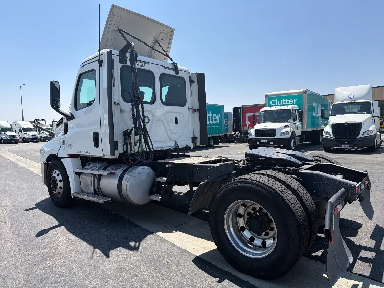 2019 Freightliner Cascadia in Fontana, CA — photo 5