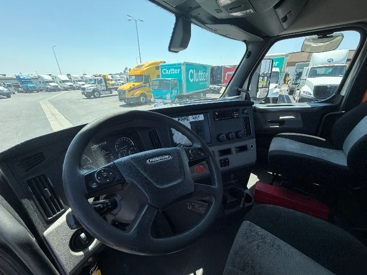 2019 Freightliner Cascadia in Fontana, CA — photo 10