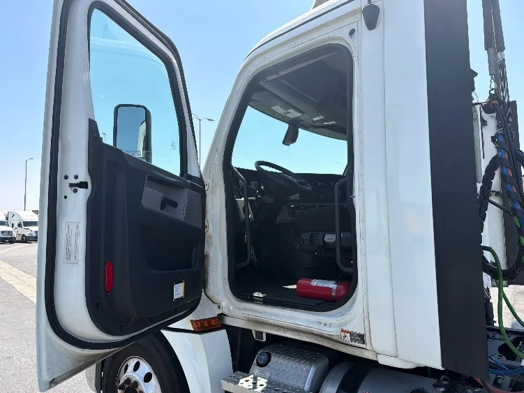 2019 Freightliner Cascadia in Fontana, CA — photo 9