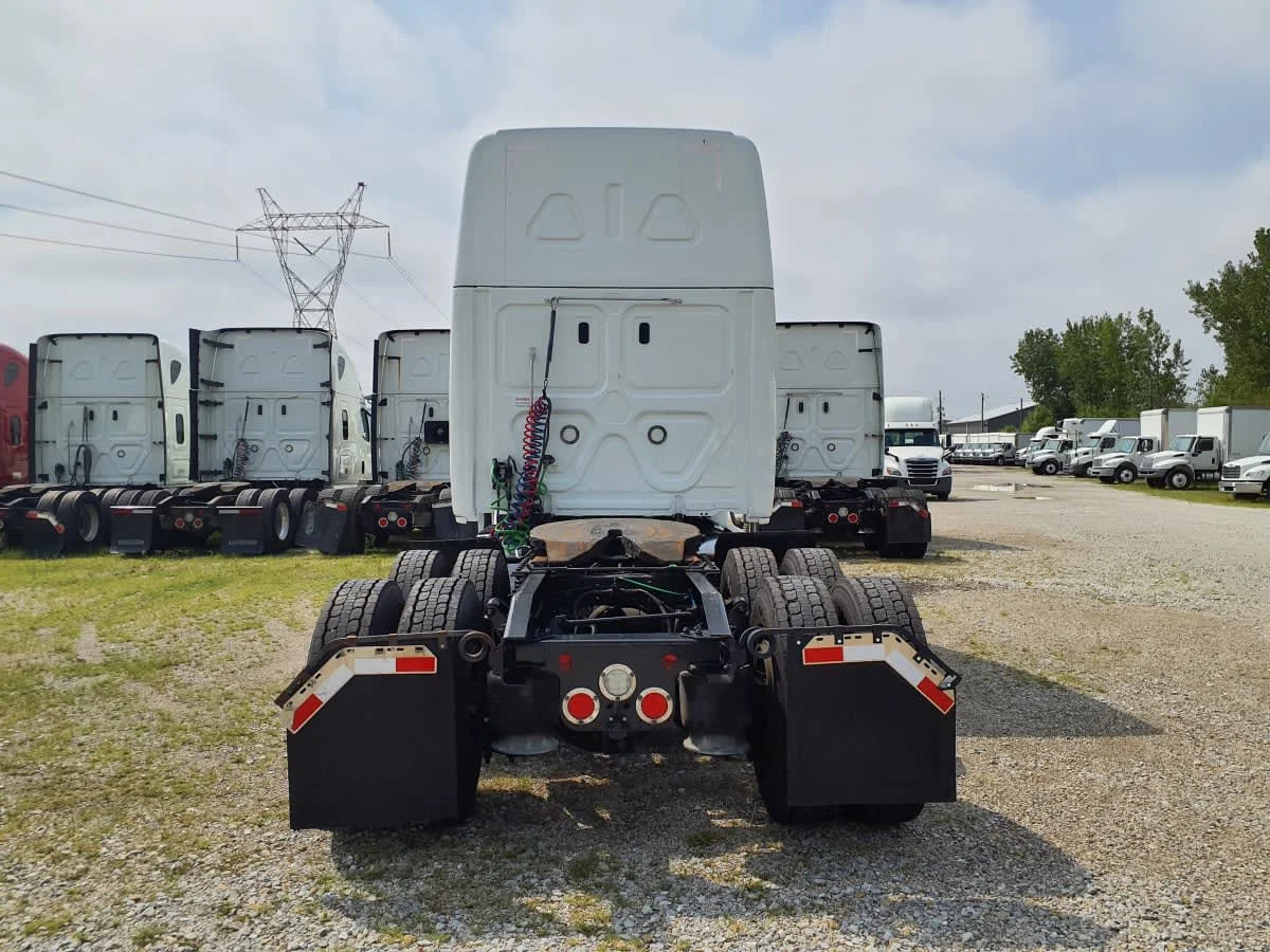 2020 Freightliner Cascadia in Indianapolis, IN — photo 5