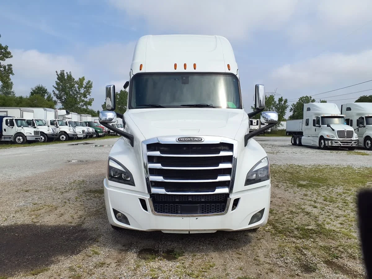 2020 Freightliner Cascadia in Indianapolis, IN — photo 2