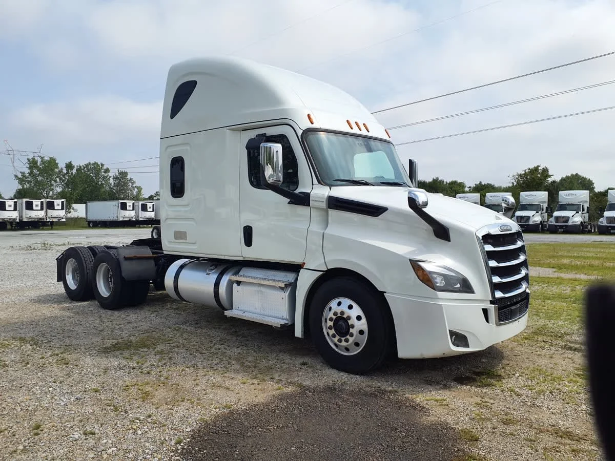 2020 Freightliner Cascadia in Indianapolis, IN — photo 3