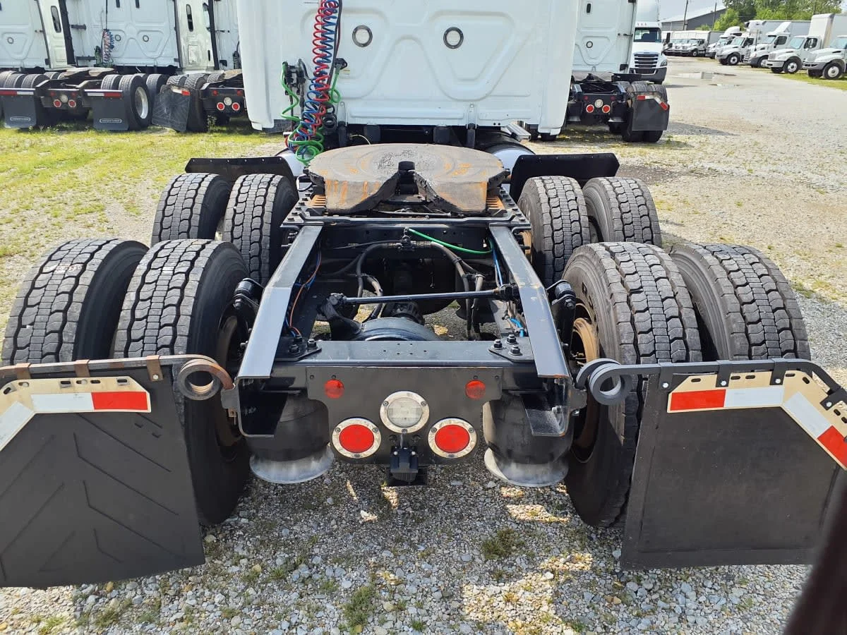 2020 Freightliner Cascadia in Indianapolis, IN — photo 12