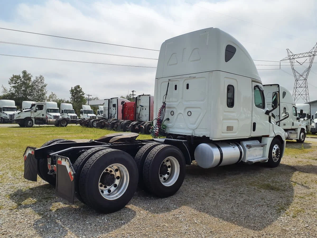 2020 Freightliner Cascadia in Indianapolis, IN — photo 4