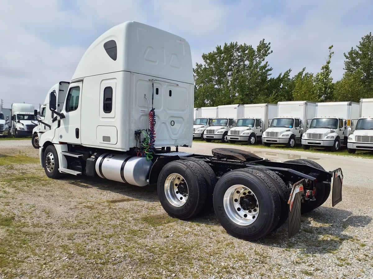 2020 Freightliner Cascadia in Indianapolis, IN — photo 6