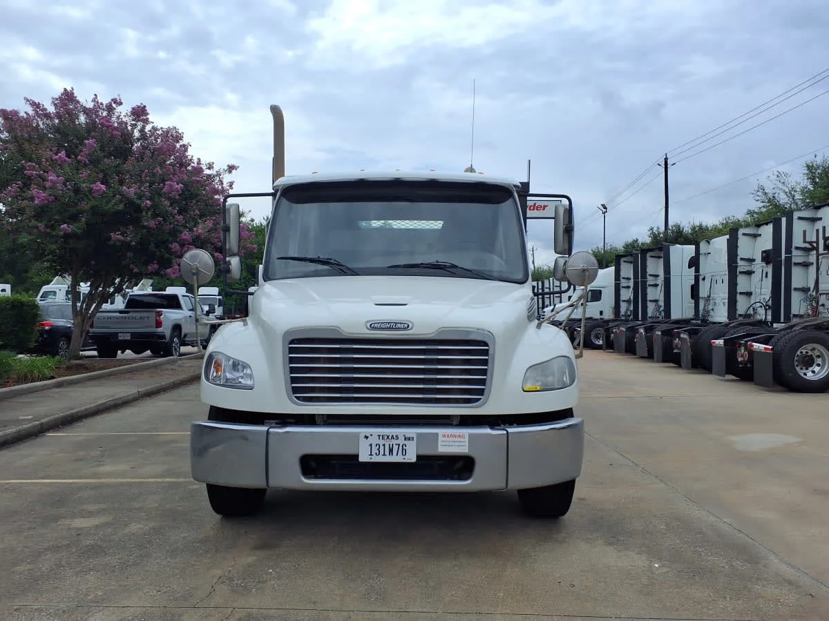 2019 Freightliner M2 106 in Houston, TX — photo 2