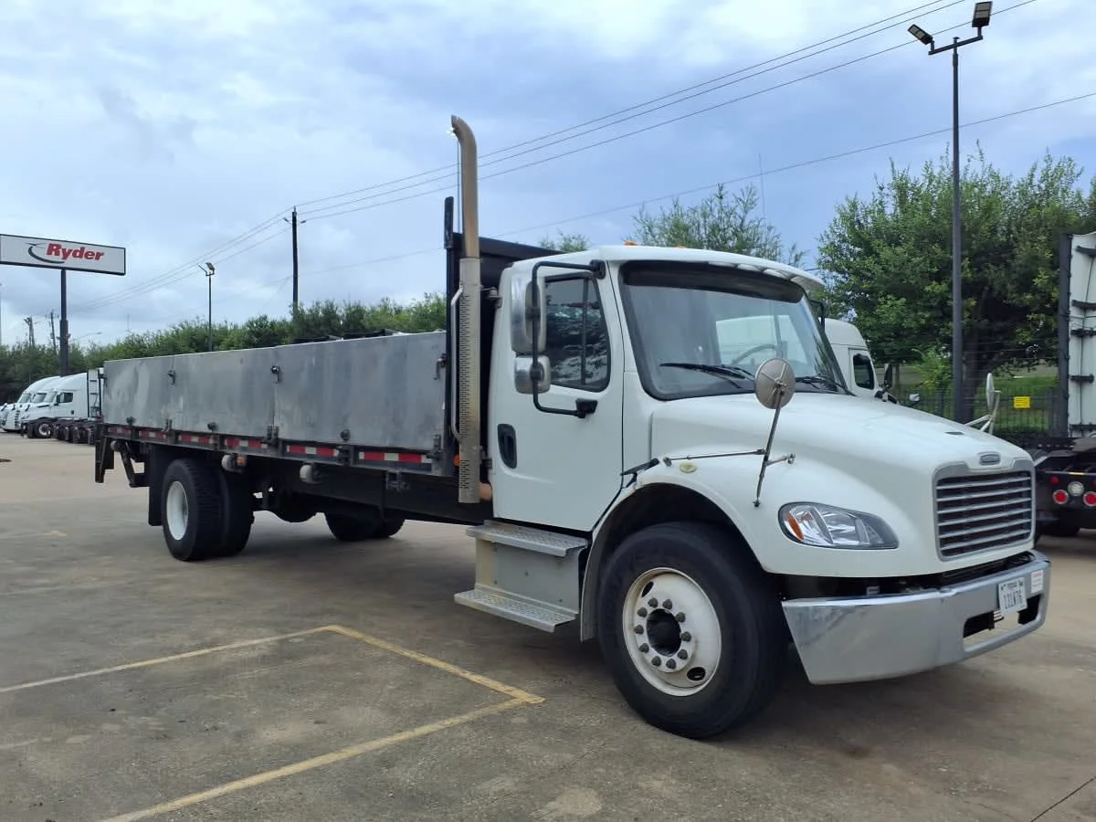 2019 Freightliner M2 106 in Houston, TX — photo 3