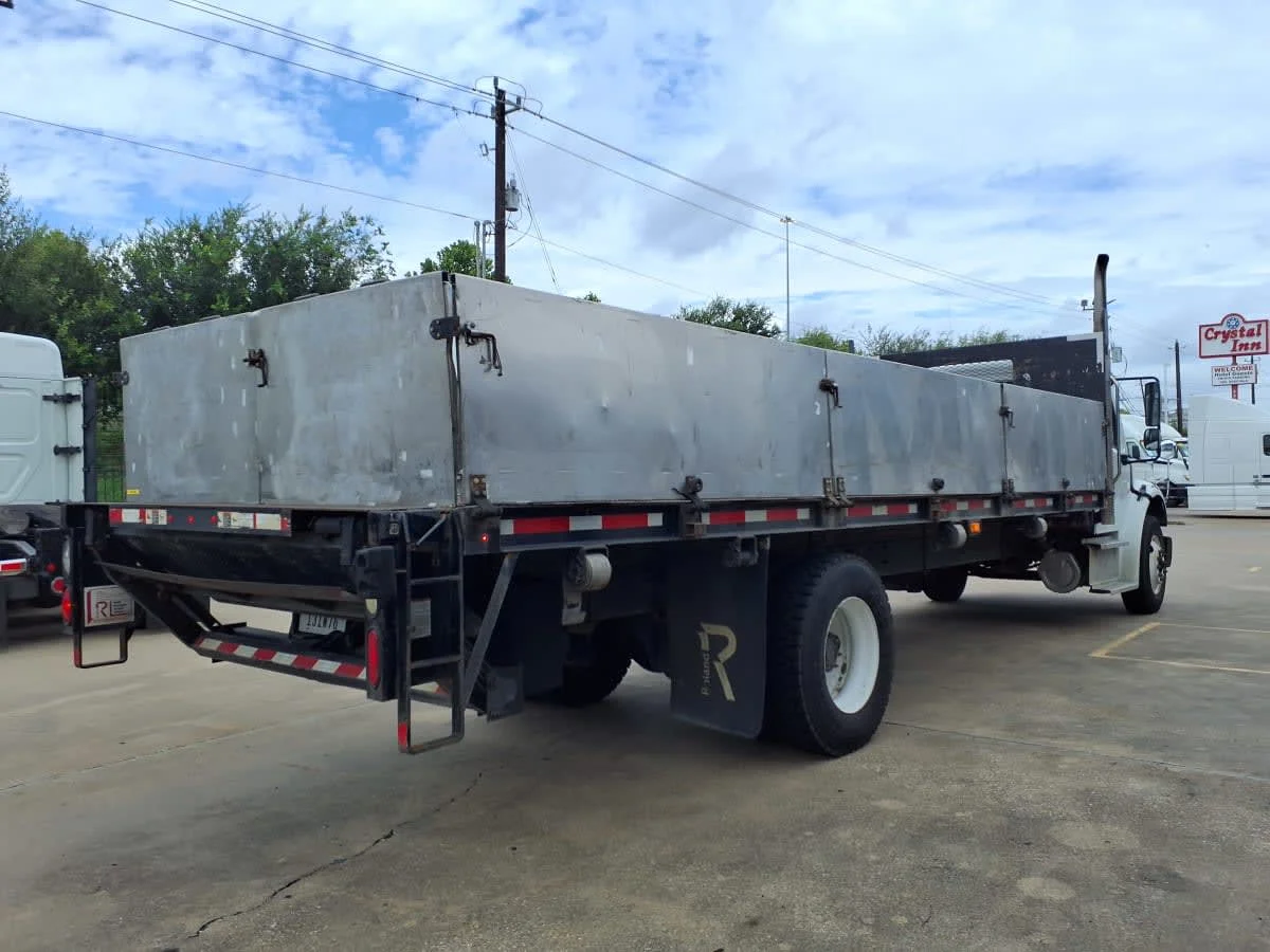 2019 Freightliner M2 106 in Houston, TX — photo 4