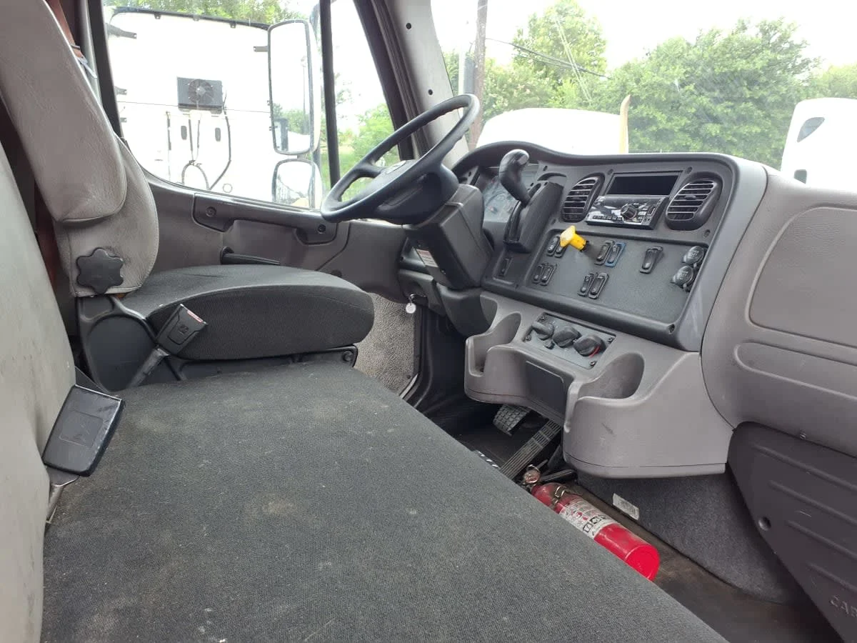 2019 Freightliner M2 106 in Houston, TX — photo 10