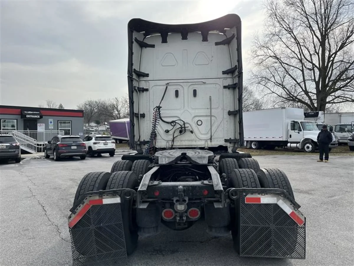 2023 Freightliner Cascadia - image 5