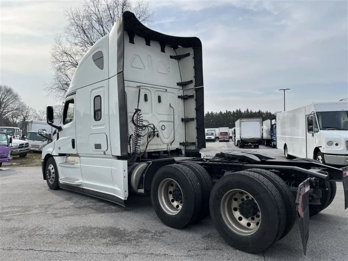 2023 Freightliner Cascadia - image 6