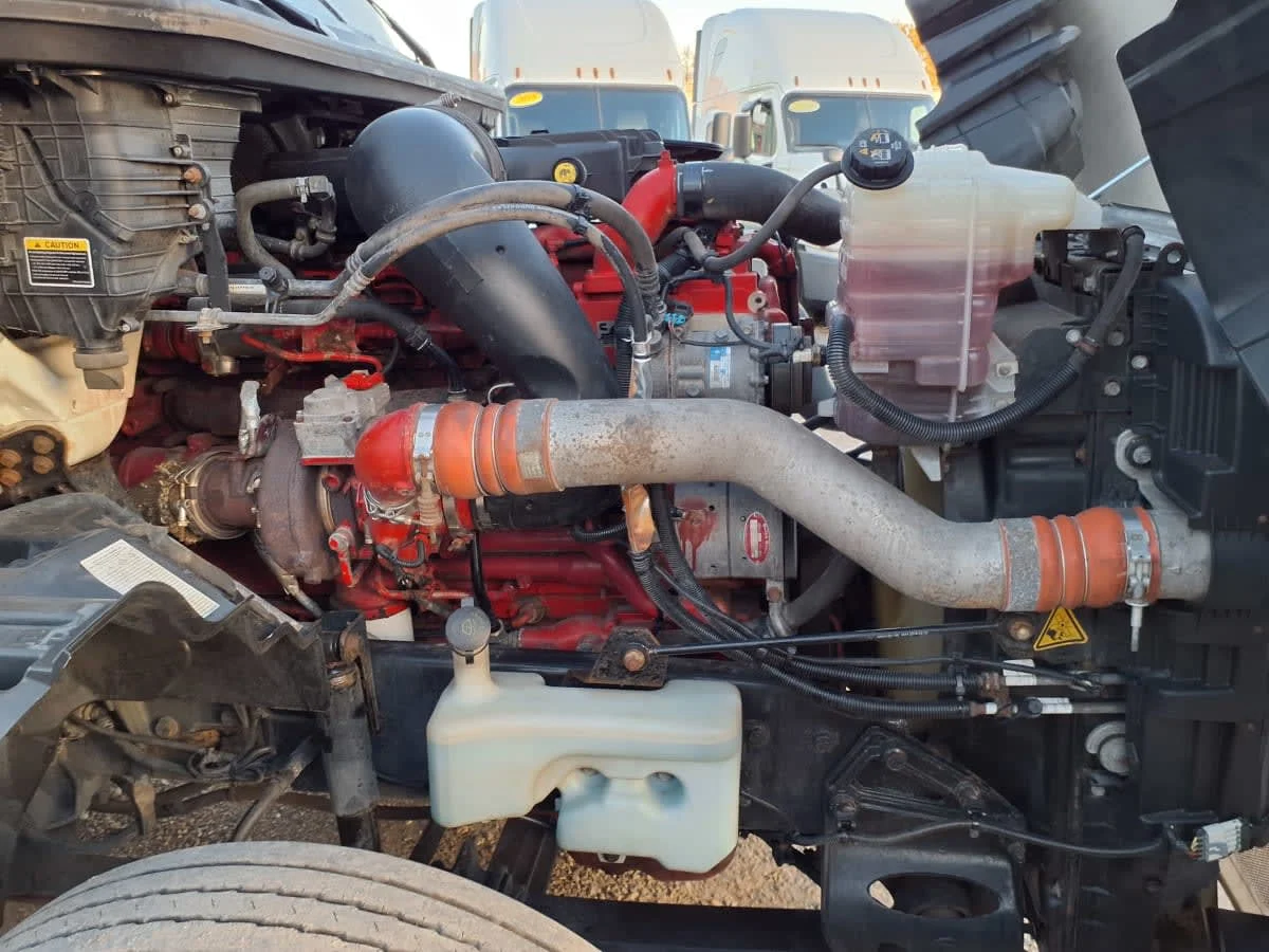 2019 International LT - image 11