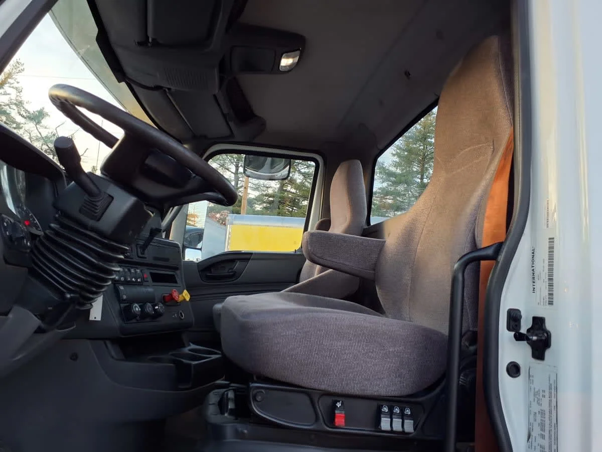 2019 International LT - image 7