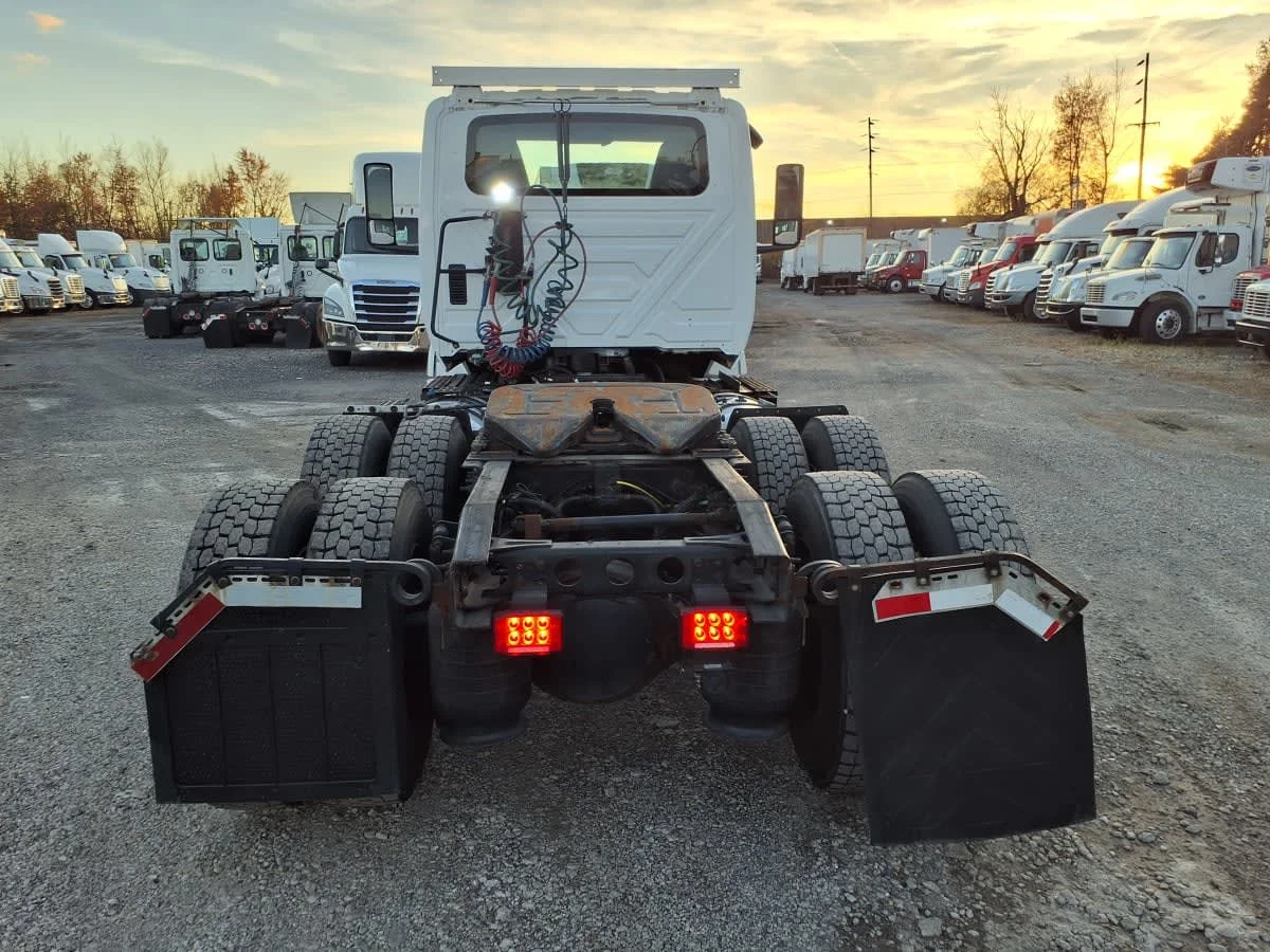 2019 International LT - image 5